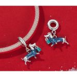 Ezüst charm, karácsonyi tacskó