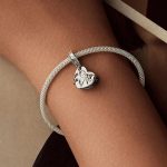 Ezüst charm, szív masnival