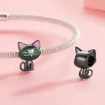 Ezüst charm, fekete macska