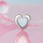 Ezüst charm, szív opállal
