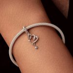 Ezüst charm, szív csillaggal