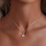 Ezüst nyaklánc virágmedállal