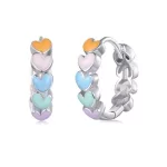 Ezüst fülbevaló, színes szívekkel