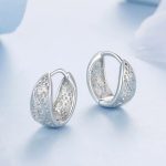 Ezüst fülbevaló áttört mintával