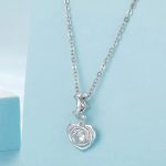 Ezüst charm, szív rózsával