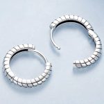 Ezüst fülbevaló, kígyómintával