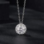 Ezüstb nyaklánc moissanitkristállyal