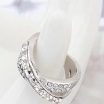  Gekreuzter Ring, Kristall, verziert mit Swarovski-Kristallen, 5,5