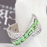  Gekreuzter Ring, Peridotgrün, verziert mit Swarovski-Kristallen, 5,5