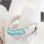 Gekreuzter Ring, Aquamarin, verziert mit Swarovski-Kristallen, 5,5