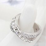  Gekreuzter Ring, Kristall, verziert mit Swarovski-Kristall, 7,5