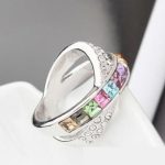  Gekreuzter Ring, mehrfarbig, verziert mit Swarovski-Kristall, 8,5