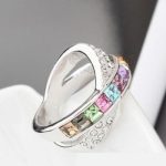  Gekreuzter Ring, mehrfarbig, verziert mit Swarovski-Kristall, 7,5