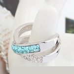  Gekreuzter Ring, Aquamarin, verziert mit Swarovski-Kristallen, 8,5
