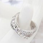 Gekreuzter Ring, Kristall, verziert mit Swarovski-Kristall, 8,5