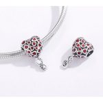 Silberanhänger mit roten Herzen