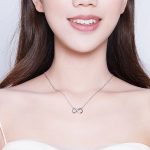 Silberne Halskette mit Unendlichkeitszeichen-Anhänger