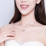 Silberne Halskette mit Unendlichkeitszeichen-Anhänger