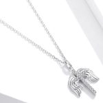 Silberne Halskette mit geflügeltem Kreuz