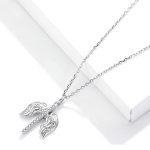 Silberne Halskette mit geflügeltem Kreuz