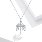 Silberne Halskette mit geflügeltem Kreuz