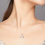 Silberne Halskette mit geflügeltem Kreuz