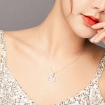 Silberne Halskette mit geflügeltem Kreuz