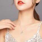 Silberne Halskette mit geflügeltem Kreuz