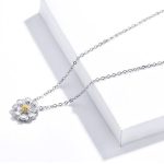 Silberne Halskette mit Gänseblümchen-Anhänger