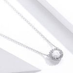 Silberne Halskette mit Blumenanhänger