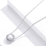 Silberne Halskette mit Blumenanhänger