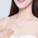 Silberne Halskette mit Blumenanhänger