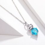 Silberne Halskette, Katze mit Herz