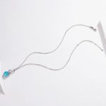 Silberne Halskette, Katze mit Herz