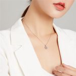 Silberne Halskette mit Hand der Fatima-Anhänger