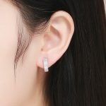 Silberohrringe mit weißem Kristall