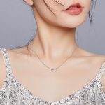 Silberne Halskette mit Unendlichkeitssymbol-Anhänger und farbigem Kristall