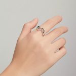 Silberner Damenring, abstrakt