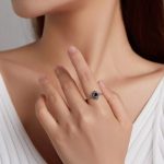 Silberner Damenring mit schwarzem Kristall, Größe 7