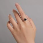 Silberner Damenring mit schwarzem Kristall, Größe 8