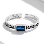 Silberner Damenring mit blauem Kristall