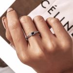 Silberner Damenring mit blauem Kristall