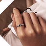 Silberner Damenring mit blauem Kristall