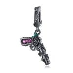 Silberanhänger, Waffe