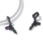 Silberanhänger, Waffe