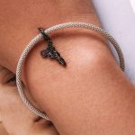 Silberanhänger, Waffe