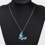 Halskette mit Schmetterlingsanhänger, verziert mit Swarovski-Kristallen