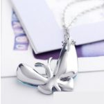 Halskette mit Schmetterlingsanhänger, verziert mit Swarovski-Kristallen