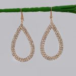  Vergoldete Ohrhänger mit Kristallen in Goldfarbe