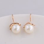  Vergoldete Ohrringe mit Perlen in Goldfarbe